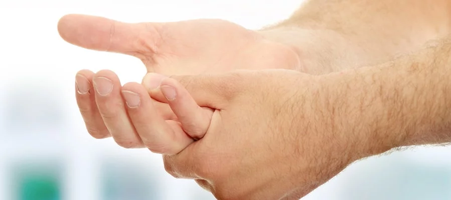 Dedo em gatilho: sintomas e tratamento