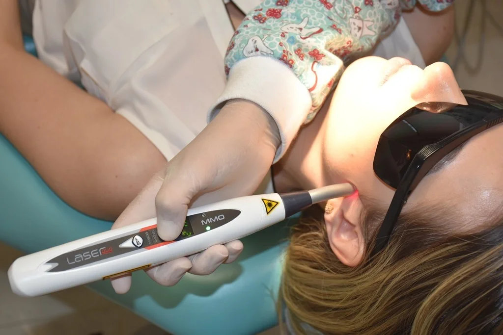 Dores na articulação mandibular diminuem com uso de laser – AUN